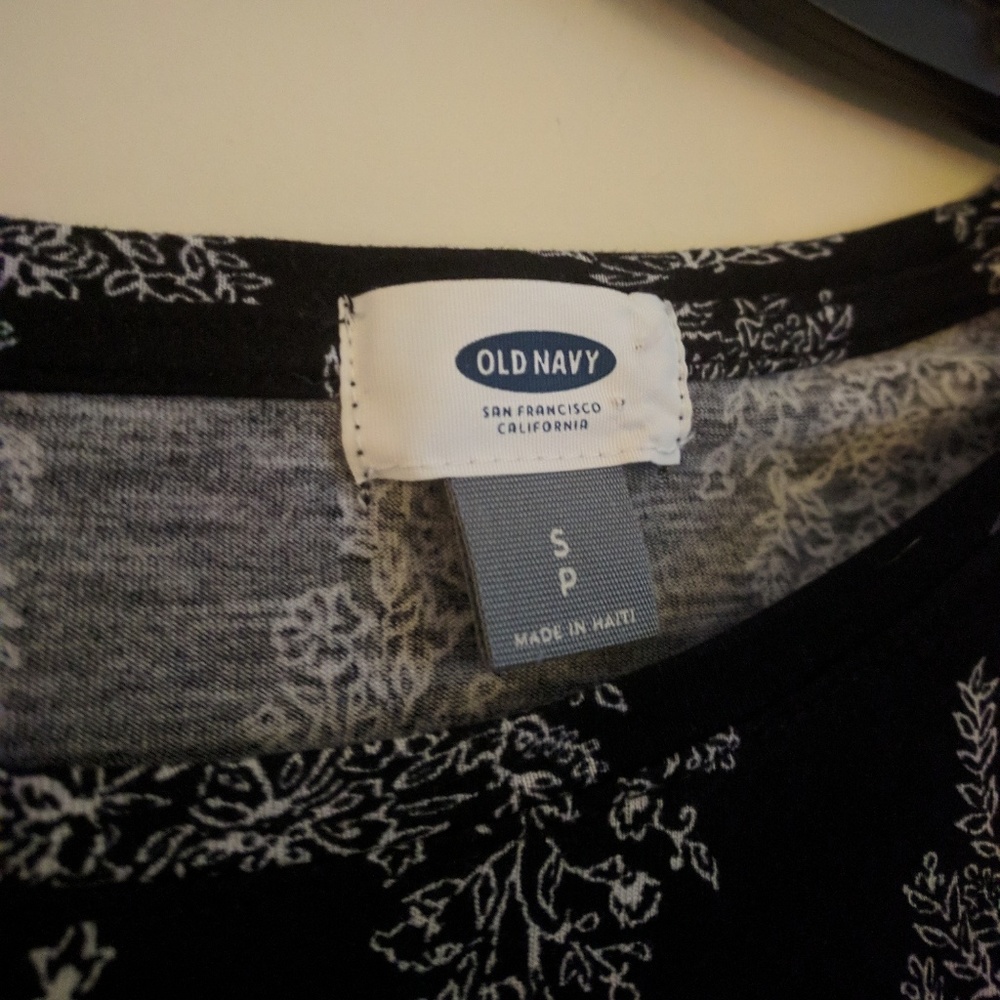 *5 for $20* Old Navy paisley tee - Picture 4 of 4